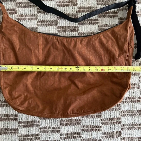 BAGGU Large Brown Crescent Sling Bag - Picture 4 of 11